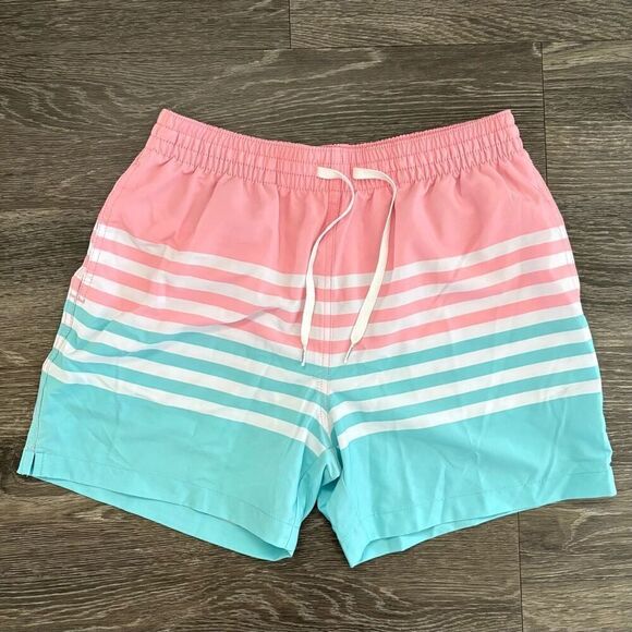 NWOT Chubbies Men’s On The Horizons Classic Swim Trunk 5.5” Size Medium - Picture 1 of 6